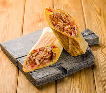 Шаурма с курицей в сырном лаваше