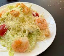 Салат Цезарь с креветками
