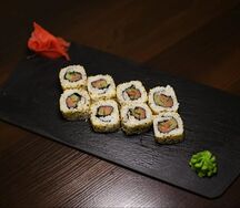 Ролл с лососем и кунжутом 
