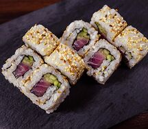 Ролл с тунцом кунжутом 
