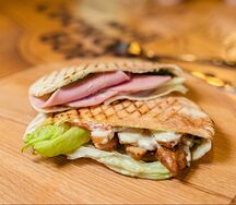 Сендвич в пите с ветчиной и курицей