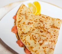Блин с красной рыбой и сыром