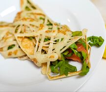 Фитнес-блин с рыбой и рукколой