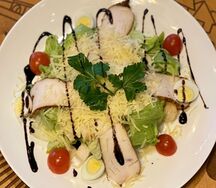 Салат Цезарь с курицей