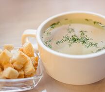 Бульон с курицей и гренками