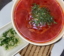 Борщ с гренками и чесноком