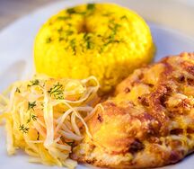 Курица, запеченная под сырной шапочкой