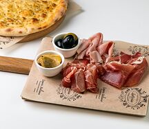 Мясные деликатесы