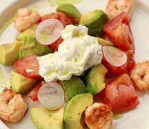 Салат с креветками, авокадо и сыром страчателла