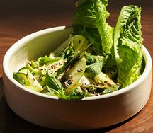 Зеленый мятный салат с авокадо