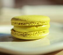 Макарон Фисташка-Малина