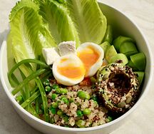 Зеленый завтрак с яйцом, киноа и авокадо