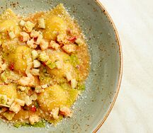 Равиоли с лососем и крабом