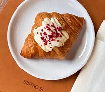 Круассан с малиной и маскарпоне