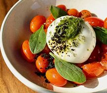Буррата с теплыми томатами