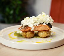 Стейк лосося с карпаччо из цветной капусты