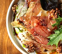 Салат с моцареллой, грушей и пармой