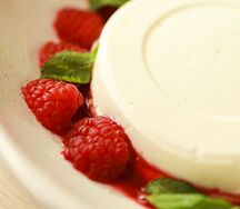 Панна котта с малиной