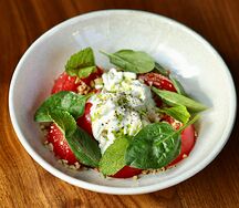 Страчателла, сладкие томаты, орех