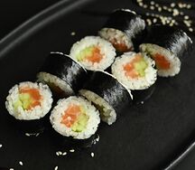 Маки лосось огурец