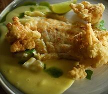 Треска с соусом голландез и хрустящей капустой