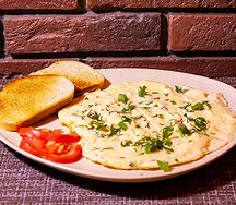 Омлет с сыром пармезан и тостами