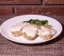 Куриная грудка с белым соусом