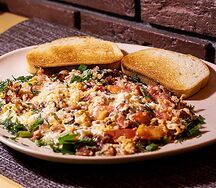 Скрэмбл с беконом и тостами