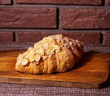 Круассан с миндальным кремом