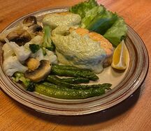 Стейк лосося с овощами