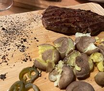Стейк из мраморной говядины с мятым картофелем