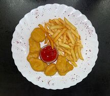 Куриные наггетсы с картофелем фри