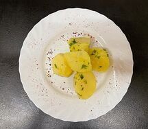 Картофель отварной с зеленью, маслом и чесноком