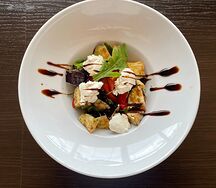 Салат хрустящими баклажанами и сливочным сыром