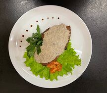 Свинина под грибным соусом