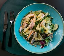 Салат с курицей и ананасами