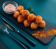 Сырные шарики с соусом