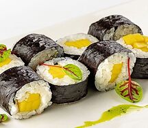 Хосомаки с манго
