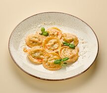 Равиоли королевская креветка, кальмар, сливочный биск