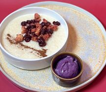 Молочная рисовая каша, ягодный крамбл, ягодная сгущенка