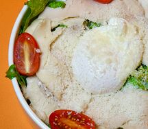 Цыпленок, яйцо пашот, микс-салат, соус из балтийской кильки и пармезана 