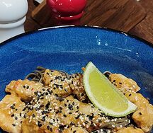Хрустящие кусочки курицы в сладком чили соусе с гречневой лапшой
