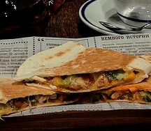 Кесадилья с курицей и халапеньо