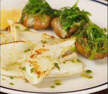 Кальмар гриль с песто и чукой
