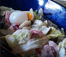 Овощной деревенский салат с мятым яйцом