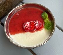 Панна котта с клубничным смузи