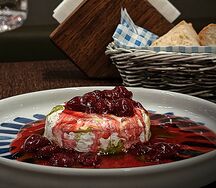 Камамбер запечённый с вишней и крутонами