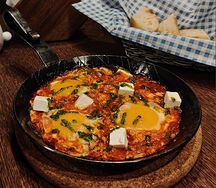 Шакшука с сыром фета, томатами и песто из сельдерея