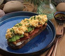 Брускетта с авокадо, скрэмблом, сыром и цыплёнком