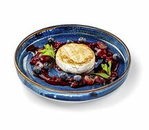 Запеченный камамбер с брусничным соусом